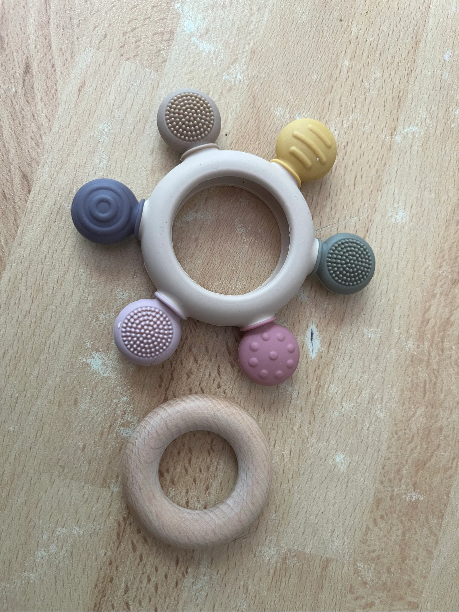 Anillo de dentición - juguetes de silicona sin BPA - Timón de silicona con anillo de madera - Amazon – photo 3